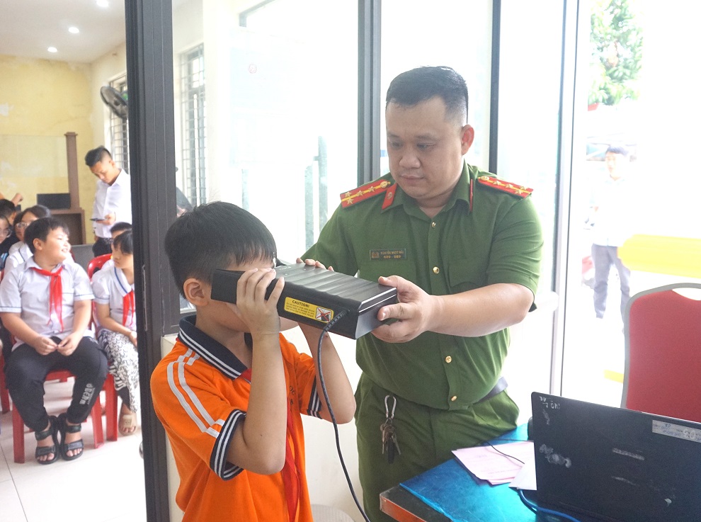 Công an phường Dư Hàng Kênh (quận Lê Chân): Tổ chức cấp thẻ căn cước cho hơn 3.000 học sinh trên địa bàn